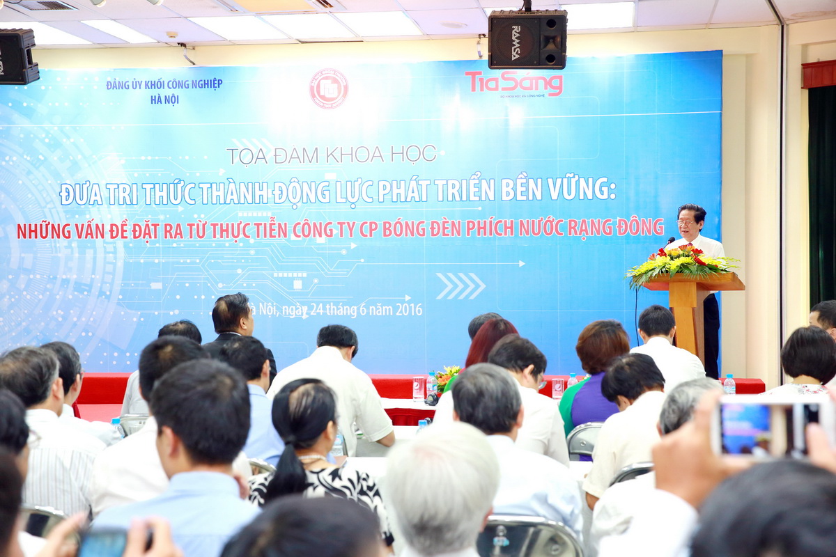 Ông Nguyễn Đoàn Thăng – Tổng Giám đốc Công ty CP Bóng đèn Phích nước Rạng Đông phát biểu tại tọa đàm