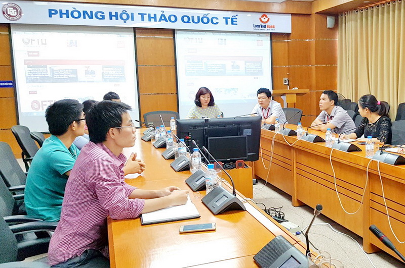 PGS, TS  Đào Thị Thu Giang - Phó Hiệu trưởng nhà Trường và PGS, TS  Nguyễn Văn Thoan - Giám đốc TTTT&KT (Ảnh từ trái sang) cùng các cán bộ TTTT&KT